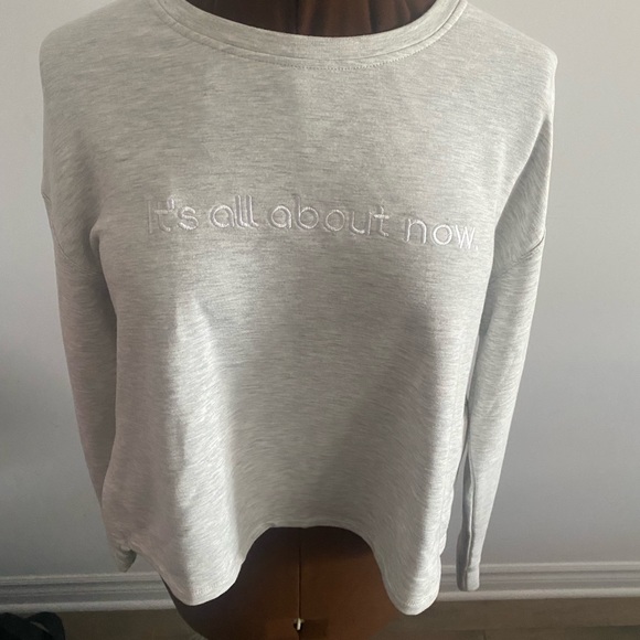 🤍HYBA🤍Activewear sweater in grey. Size large. Like new condition. Never worn. - Picture 2 of 16